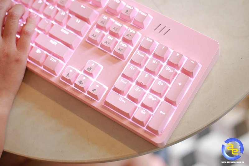 Bàn phím cơ AJAZZ DKM150 Pink với switch Red và hình tượng Kitt: Bàn phím cơ AJAZZ DKM150 Pink là món quà tuyệt vời cho các tín đồ của Hello Kitty. Với thiết kế độc đáo và hấp dẫn, chiếc bàn phím này có chất lượng phím cao, giúp người dùng dễ dàng đánh chữ hơn. Hơn nữa, với hình tượng Kitty xinh đẹp, bàn phím này chắc chắn sẽ làm hài lòng bất kỳ fan nào.