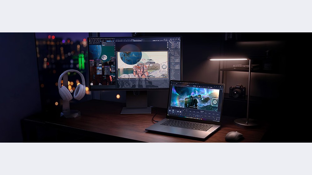 Lenovo Yoga Pro 9n trong góc làm việc với màn hình và phụ kiện