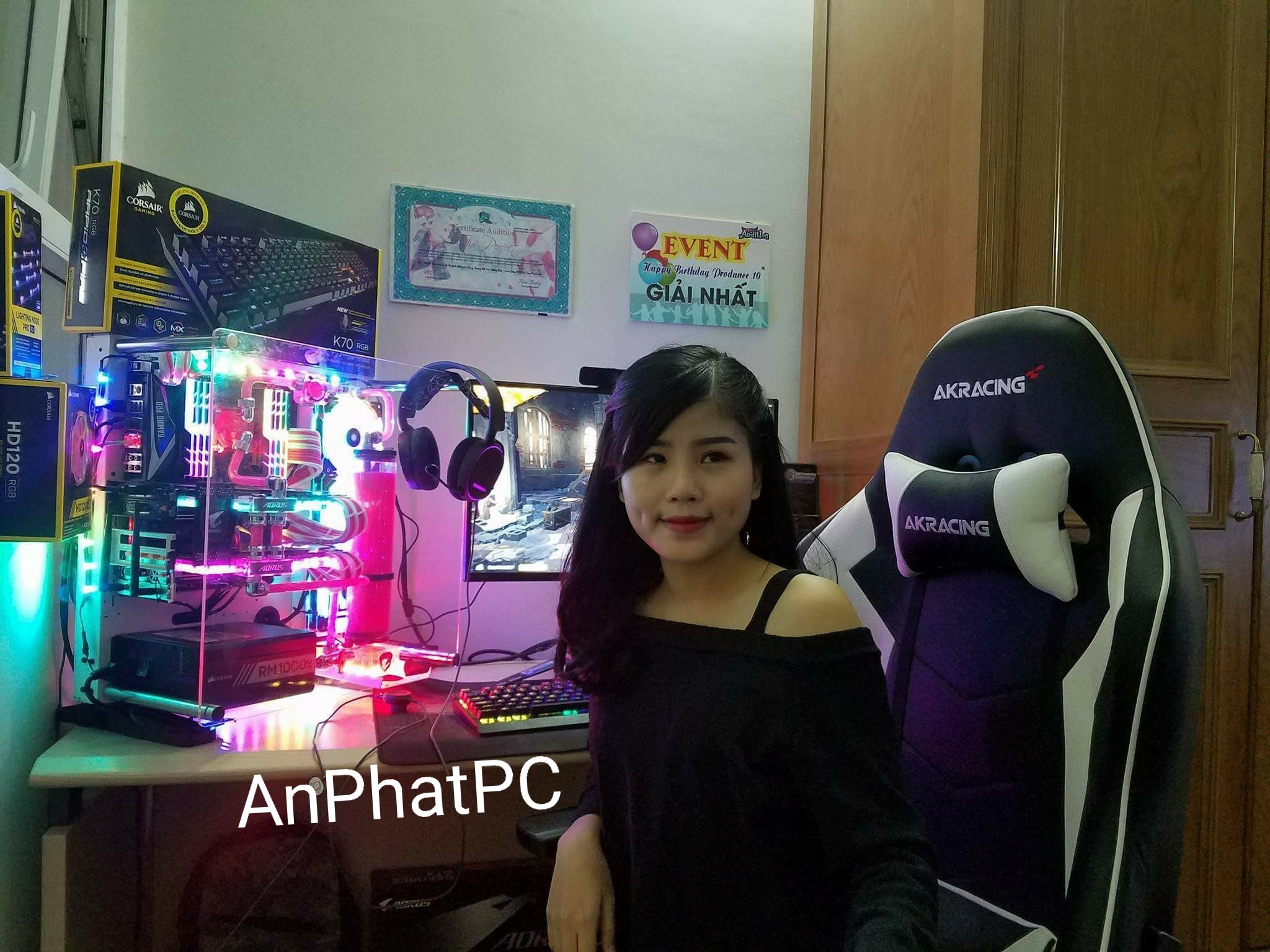Dàn PC độ đèn LED màu hồng nữ tính giá 150 triệu đồng ở Hà Nội | ZING
